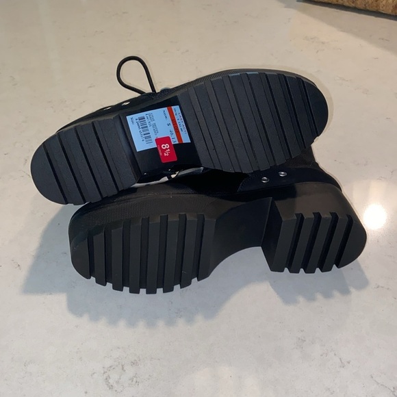 STEVE MADDEN NEW Platform Combat Boot Black
Women's Grady Lug-Sole
Size 8 1/2 - Picture 4 of 6